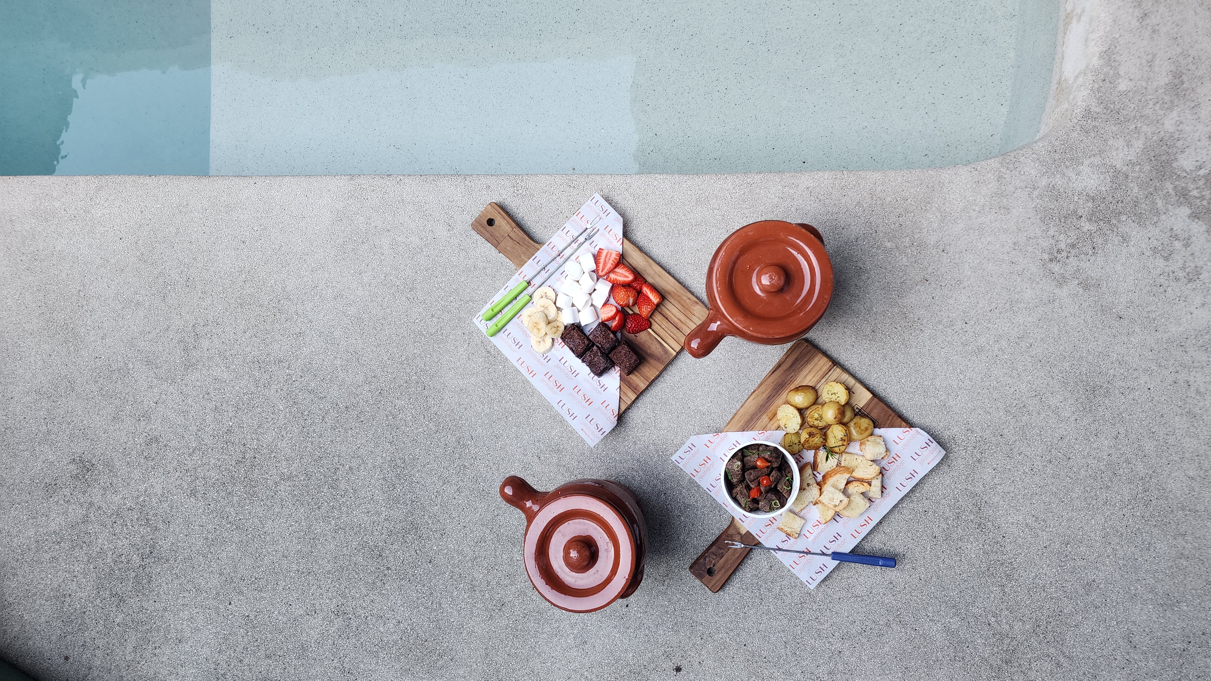Fondue de chocolate e de queijo ao lado da piscina Lush